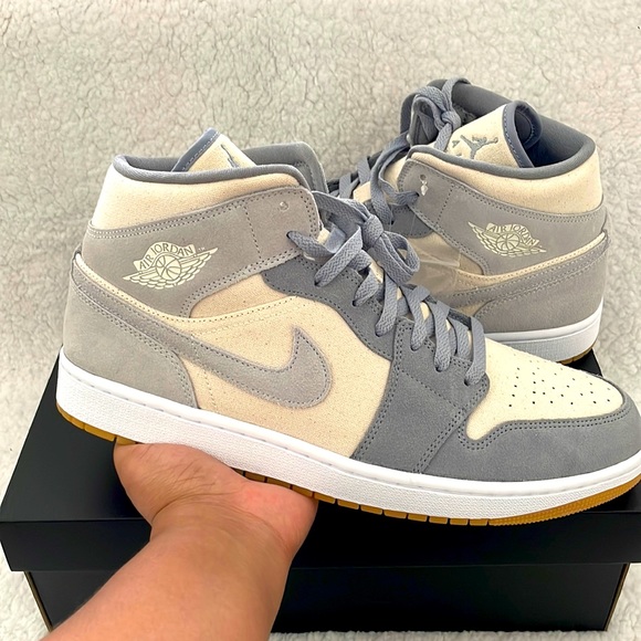 Air Jordan 1 MID SE - Picture 1 of 8